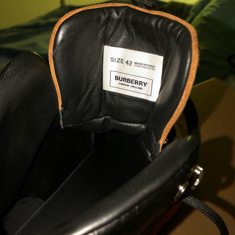 Burberry shoe - Picture 2 of 5